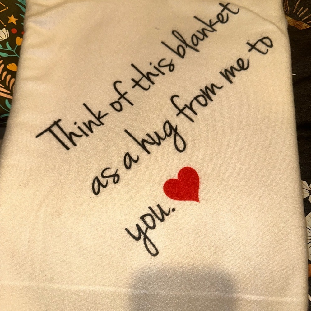 Sentimental throw blanket in Cream. New no tags - Picture 5 of 8